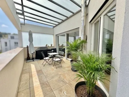 Geschützte Terrassenfläche mit überdachtem Sitzbereich