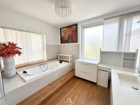Ihr heller Wellnessbereich mit Badewanne und Regendusche