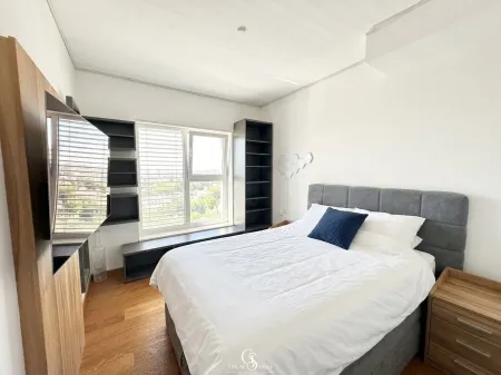 Helles Schlafzimmer mit Blick ins Grüne
