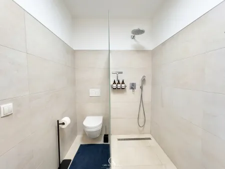 Zeitloses Badezimmer mit bodenebener Dusche