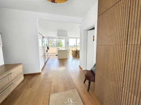 Einladender Eingangsbereich mit Garderobe