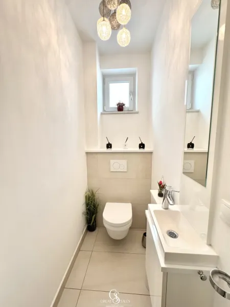 Separates Gäste-WC mit Waschbecken und Tageslicht