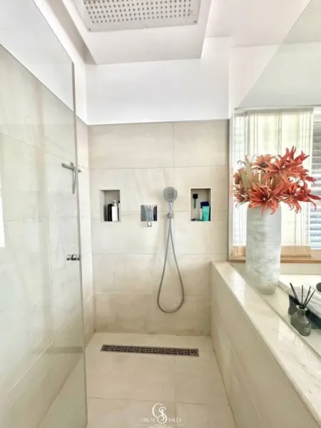 barrierefreie Regendusche mit viel Platz