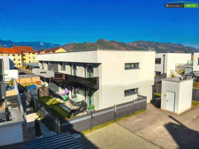Neubau-Wohnung mit 3 Zimmern, 90 m² Garten und 2 Parkplätzen in moderner Siedlung in Wasendorf - Bild
