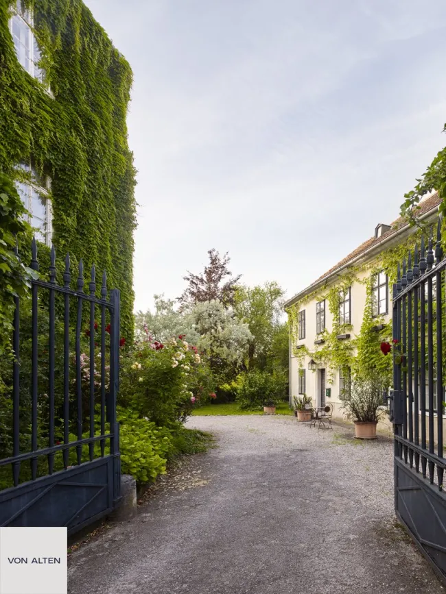 Wohnen im Schlossgarten | Historisches Biedermeier-Stöckl mit großzügigem Privatgarten & exklusivem Badeteich - Titelbild