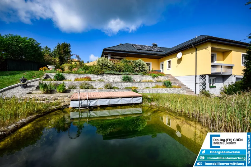 Wohnen mit Weitblick nahe Linz – Schwimmteich, PV & Wärmepumpe - Titelbild