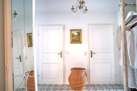 Gang zu Zimmer und Bad