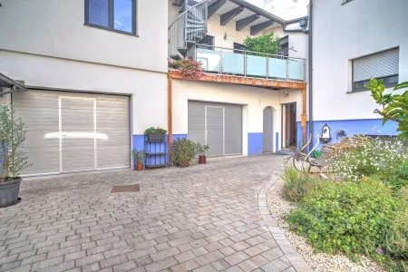 Garage und Eingangsbereich