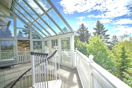 Balkon mit Überdachung