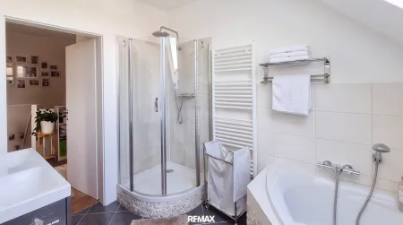 Badezimmer Dusche Obergeschoß Haus Bisamberg
