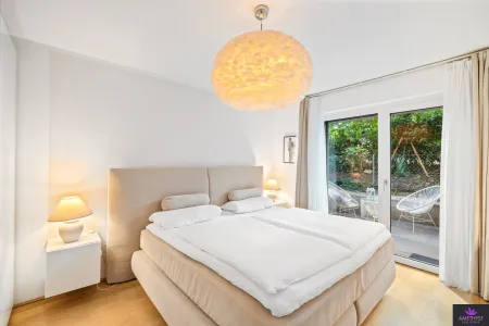 Ruhiges Schlafzimmer mit direktem Zugang zum zweiten Freibereich