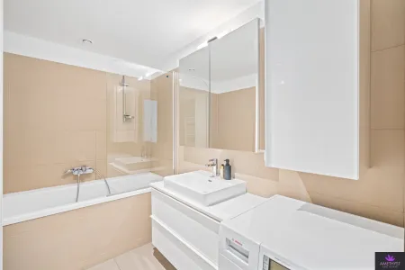 Modernes Badezimmer mit Badewanne und großzügiger Spiegelfläche