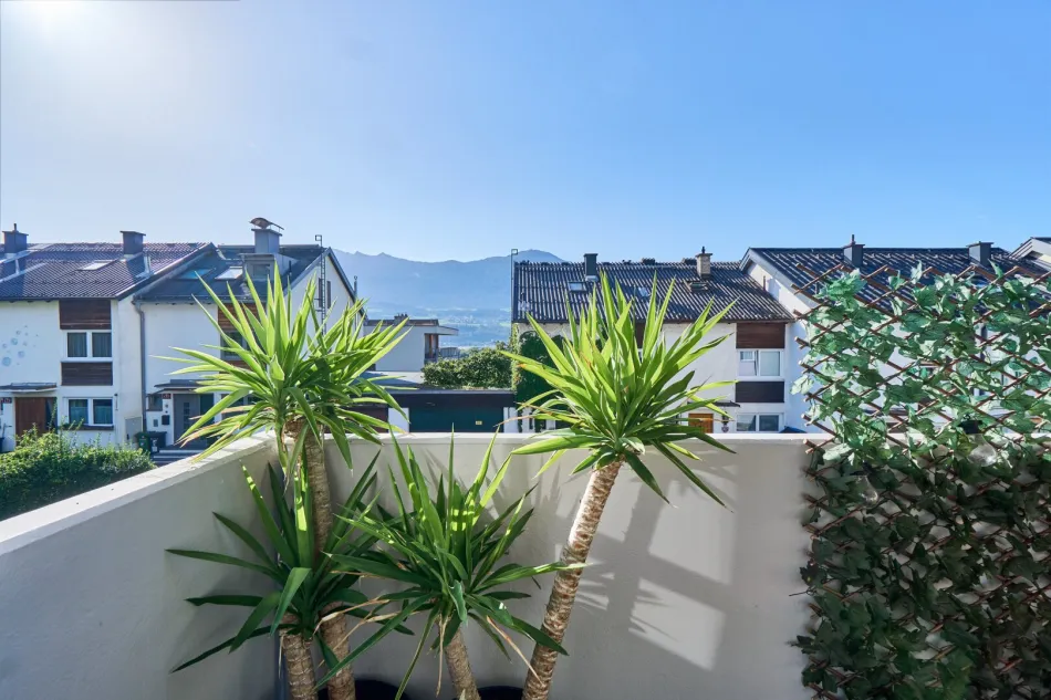 Wohnzimmer mit Ausgang zum Südbalkon