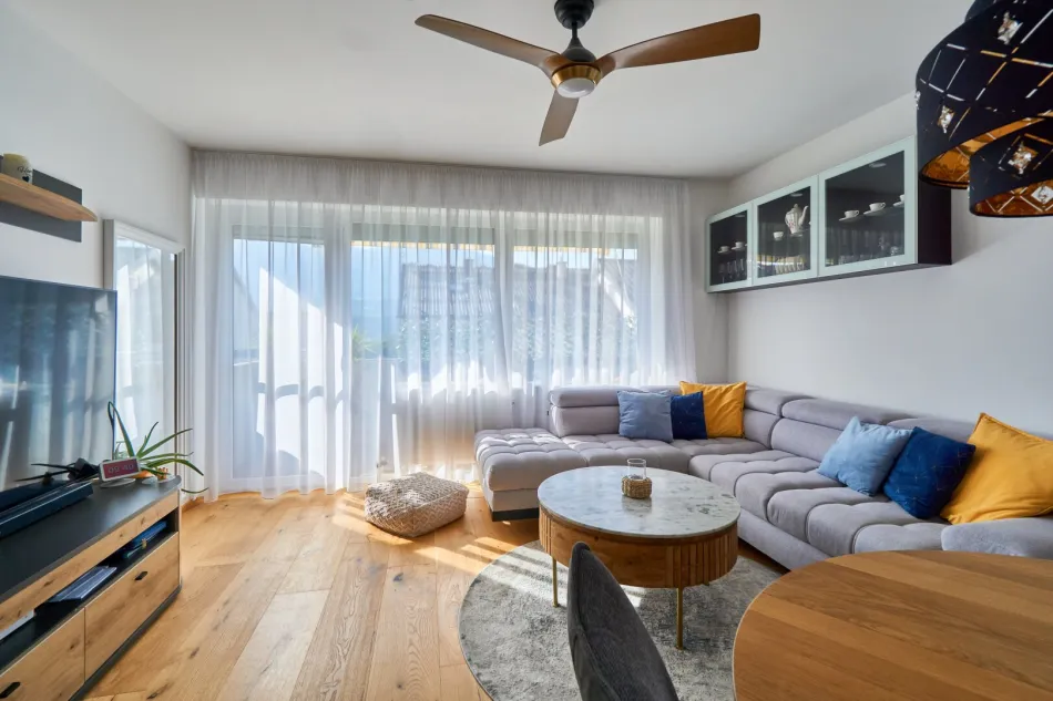 Wohnzimmer mit Ausgang zum Südbalkon
