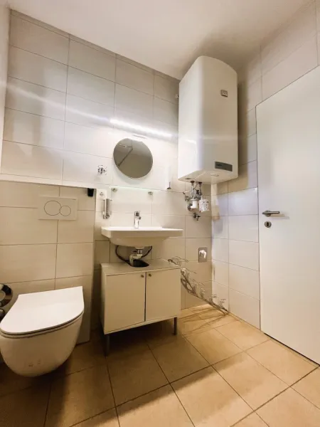 Bad mit Walk-In-Dusche und Fenster