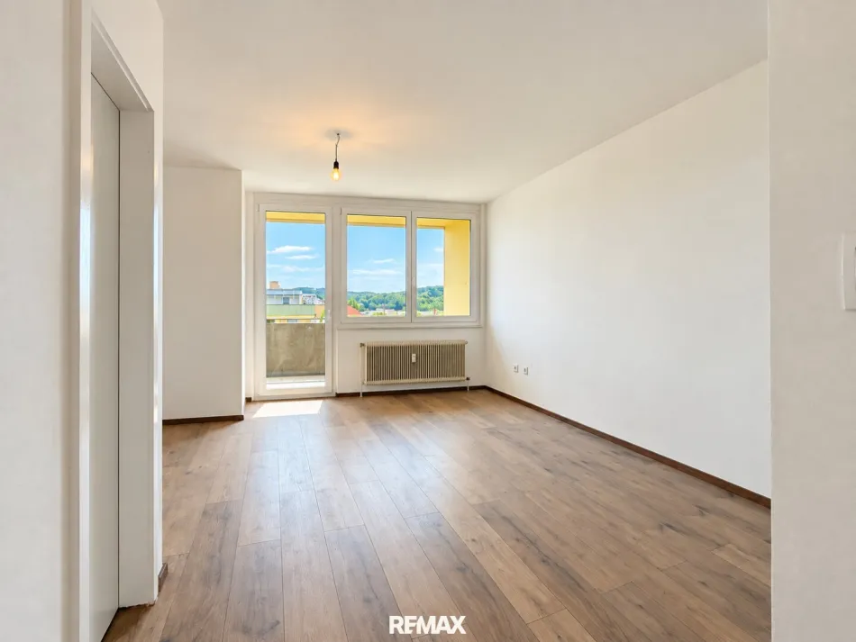 **** Teilsanierte 35,7-m² ruhige Stadtwohnung im 5.OG mit Loggia, Parkplatz und Keller – ideal für Singles, Graz-Pendler und Anleger **** - Bild