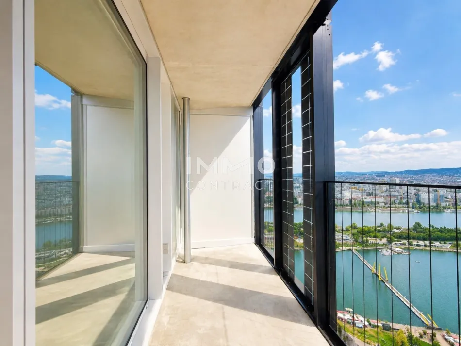 Abendgold über Wien: 33. Etage West-Studio im DC2 Tower mit 10 m² Loggia - Bild