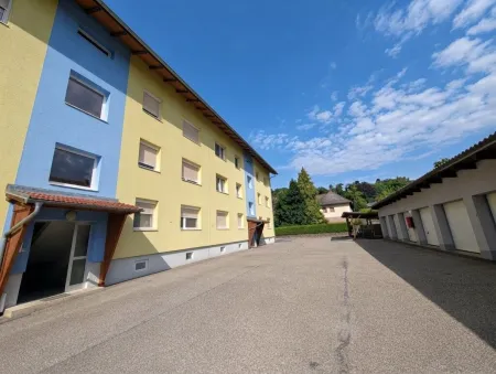 Haus mit separaten Garagen