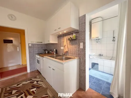 Küche mit Eingang ins Badezimmer