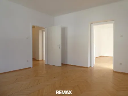 Wohnzimmer mit Zugang zum Schlafzimmer