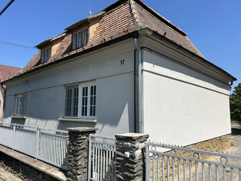 +Großzügiges Wohnanwesen mit neuwertigem Zubau, großer Scheune und 3.350 m² Grundstück in Újkér!+ - Titelbild