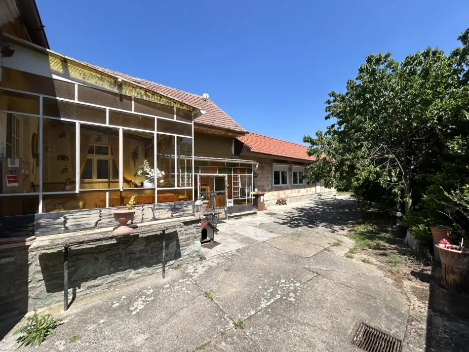 +Großzügiges Wohnanwesen mit neuwertigem Zubau, großer Scheune und 3.350 m² Grundstück in Újkér!+ - Bild