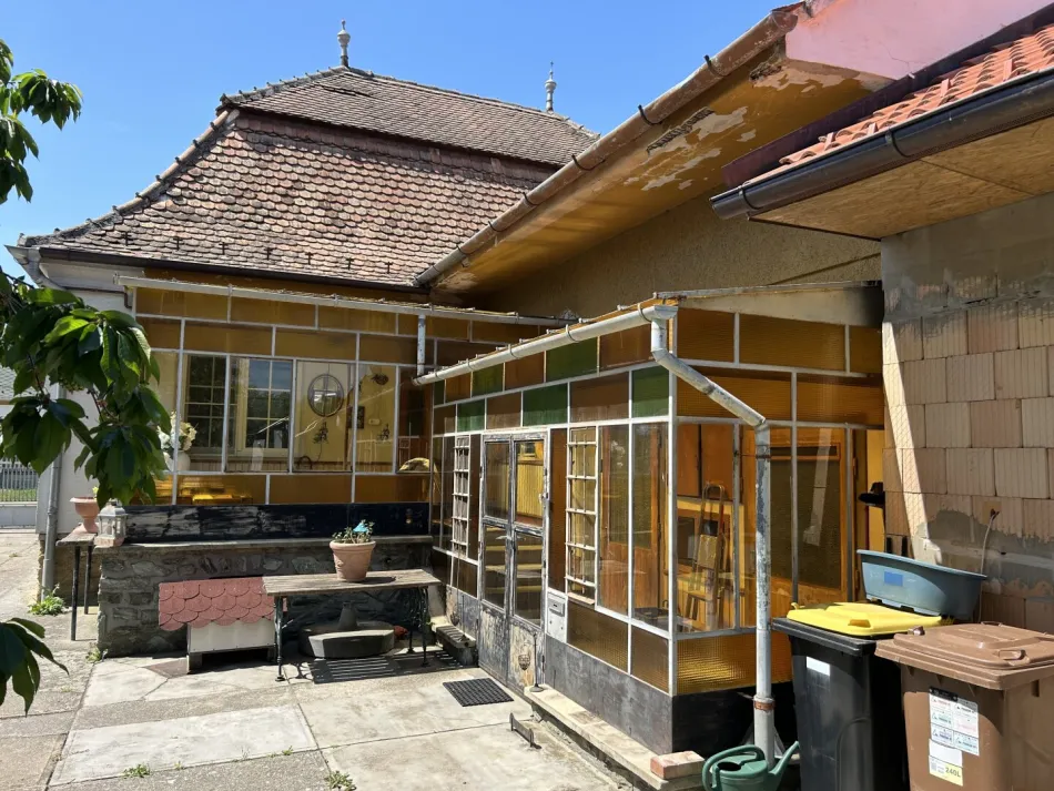 +Großzügiges Wohnanwesen mit neuwertigem Zubau, großer Scheune und 3.350 m² Grundstück in Újkér!+ - Bild