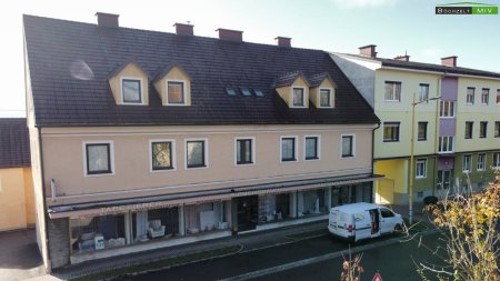 Wohn- und Geschäftshaus mit Garagen und Nebengebäude mit über 1.000 m² Nutzfläche