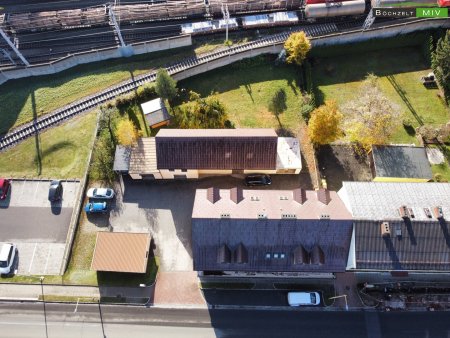Wohn- und Geschäftshaus mit Garagen und Nebengebäude mit über 1.000 m² Nutzfläche