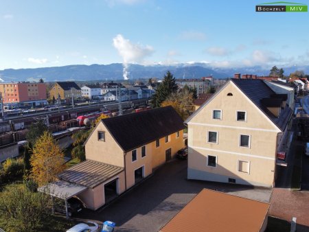 Wohn- und Geschäftshaus mit Garagen und Nebengebäude mit über 1.000 m² Nutzfläche