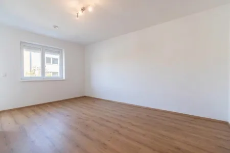 Zimmer 2 (KI generiert durch Möbelentferung)