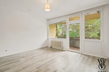 1. Stock: Schlafzimmer, Blick zur Loggia