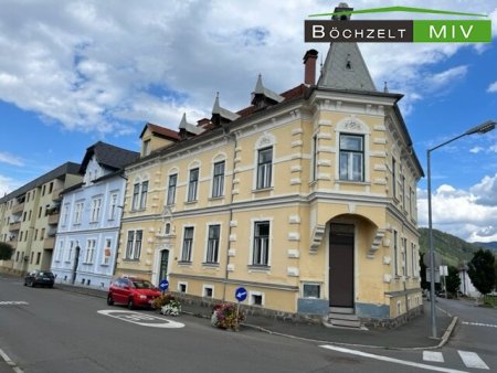 Altbau-Villa mit prunkvoller Fassade in Knittelfeld zur Sanierung mit Garten und Parkplatzmöglichkeiten