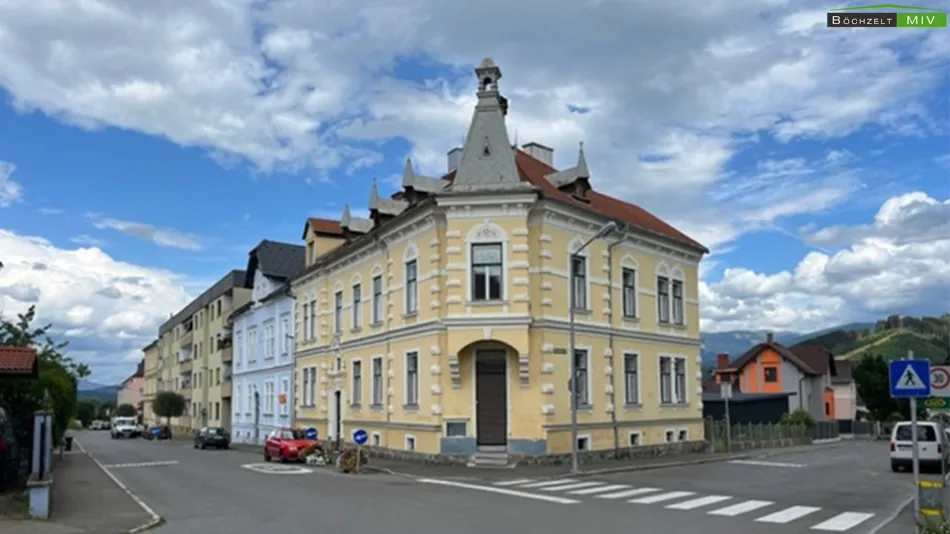 Altbau-Villa mit prunkvoller Fassade in Knittelfeld zur Sanierung mit Garten und Parkplatzmöglichkeiten - Titelbild