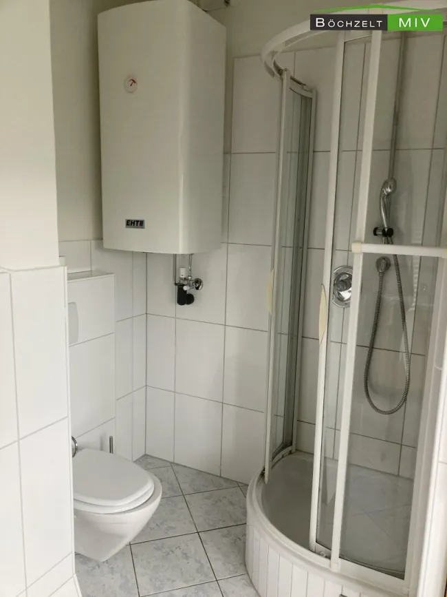 Badezimmer mit Badewanne, Dusche und WC