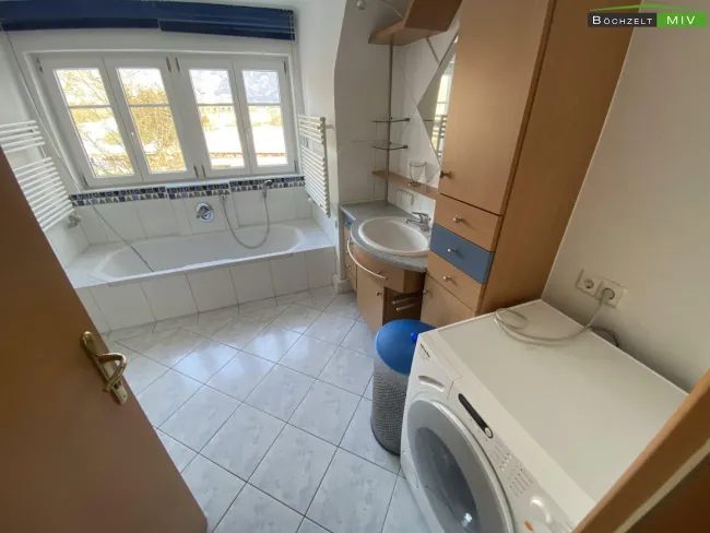 Badezimmer mit Badewanne, Dusche und WC