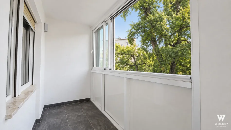 Modernisierte 4-Zimmer-Wohnung mit Loggia und Parkblick I Nahe Donauinsel und Donaukanal - Titelbild