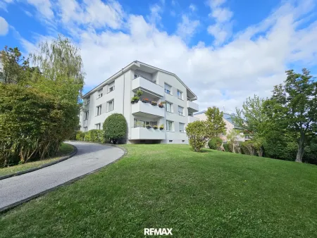 Das Haus in einer Anlage mit viel Grün