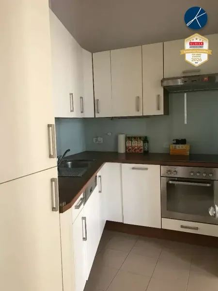 Küche mit Geschirrspüler, Kühlschrank, Herd, Mikrowelle...