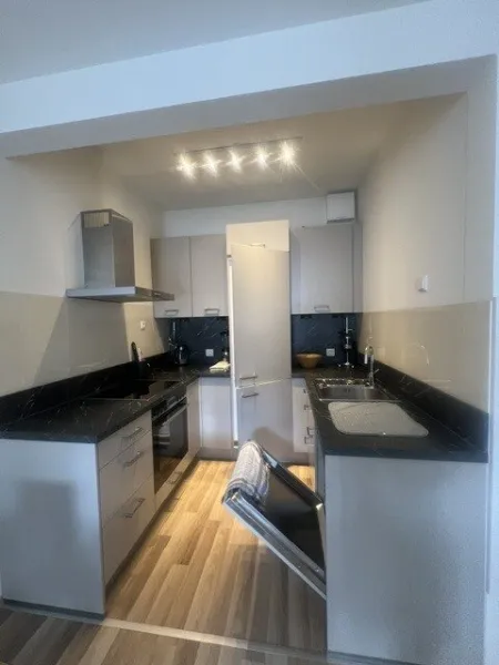 Helle 2-Zimmer-Wohnung mit Balkon, Einbauküche komplett möbliert 6. Liftstock! - Bild