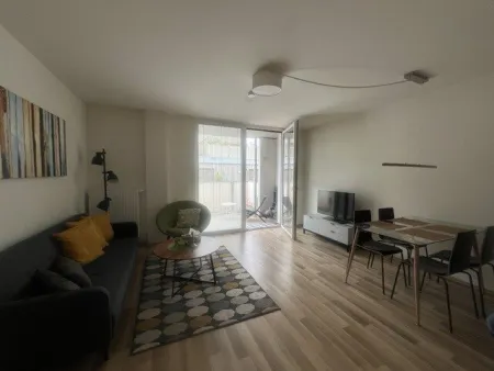 Helle 2-Zimmer-Wohnung mit Balkon, Einbauküche komplett möbliert 6. Liftstock! - Titelbild