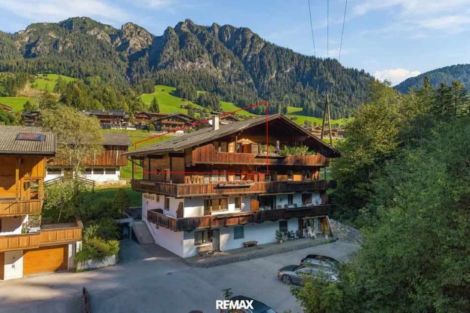Frisch renovierter 3-Zimmer-Dachgeschosstraum mit zwei Balkonen und Tiroler Bergpanorama in Alpbach - Bild