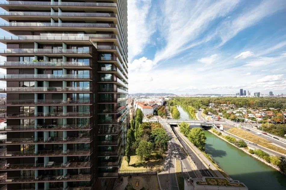 Hoch oben zuhause: Top Wohnung mit Balkon und sensationellem Ausblick I Rooftop-Pool I Concierge-Service I Gemeinschaftsflächen - Bild