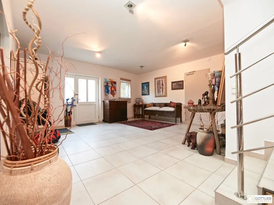 Stadtgrenze von Wien! Elegantes Einfamilienhaus mit uneinsehbarem Garten, restauriertem Weinkeller und Doppelgarage - Bild