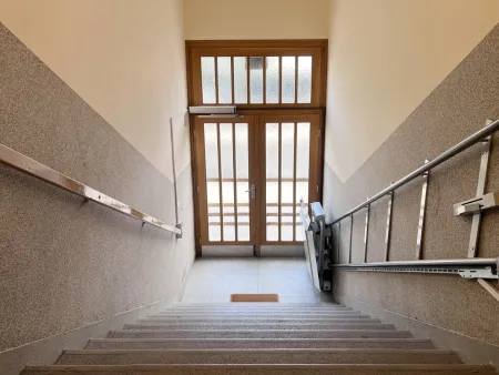 Eingang Haus mit Treppenlift