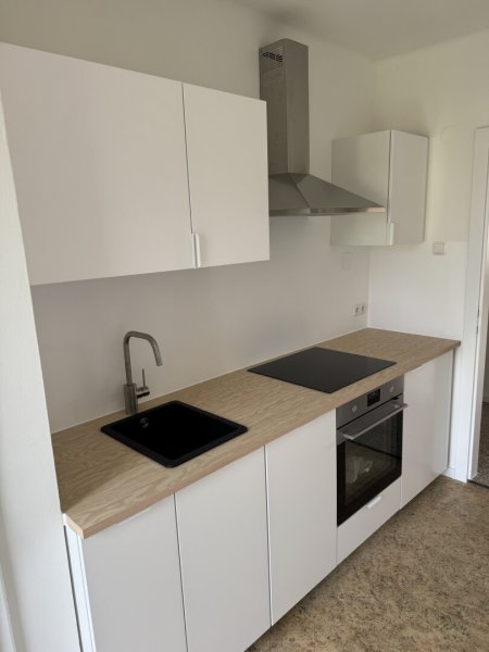 UNGLAUBLICHER Schlossbergblick: vollrenovierte 2-Zimmer-Balkonwohnung in zentraler Lage
