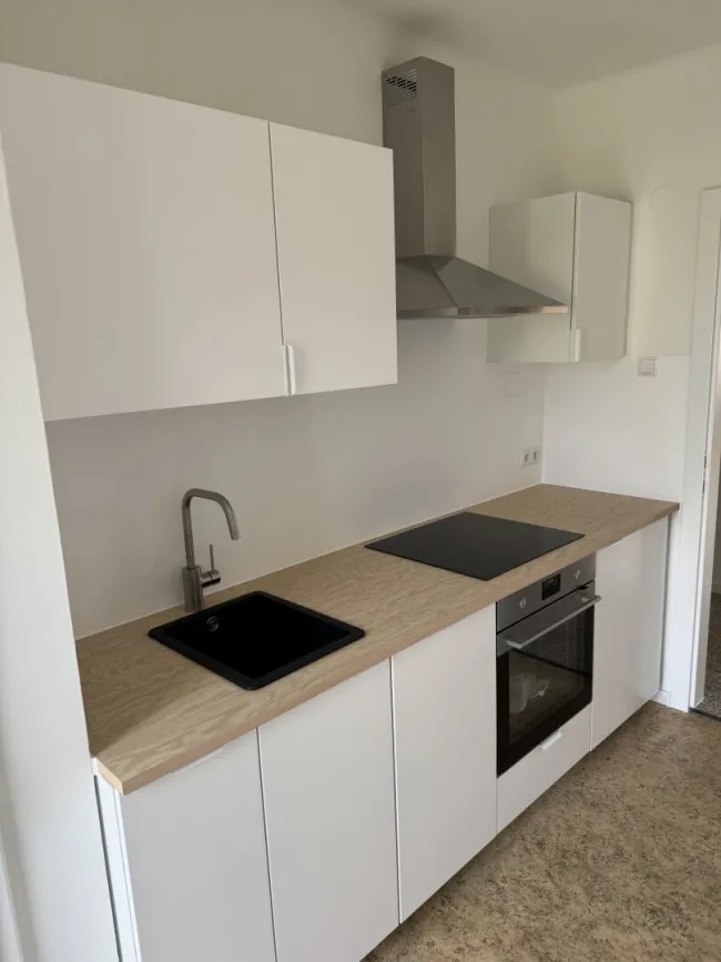 UNGLAUBLICHER Schlossbergblick: vollrenovierte 2-Zimmer-Balkonwohnung in zentraler Lage - Titelbild