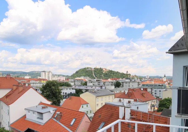 UNGLAUBLICHER Schlossbergblick: vollrenovierte 2-Zimmer-Balkonwohnung in zentraler Lage - Bild