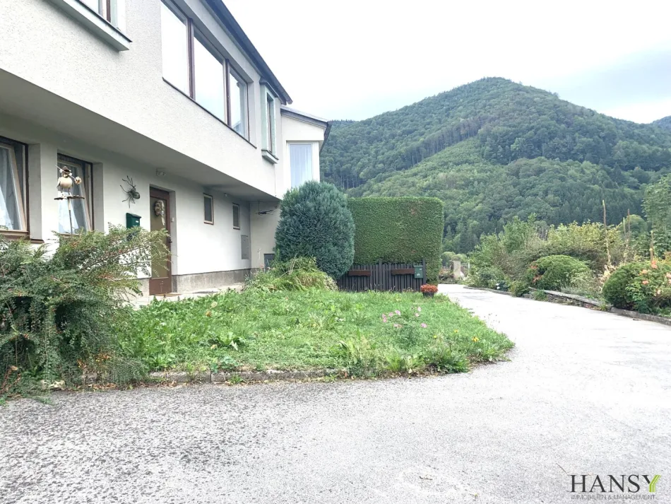 Charmantes Einfamilienhaus mit außergewöhnlicher 60er-Jahre-Architektur, Gartenhaus und traumhafter Aussicht - Titelbild