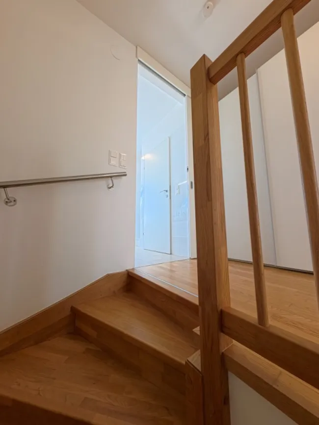 Gepflegte Dachgeschosswohnung mit schöner Terrasse & Grünblick - Bild
